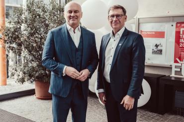 Landrat Stefan Rößle (rechts) mit dem Präsidenten der Technischen Hochschule Augsburg, Prof. Dr. Dr. h.c. Gordon Thomas Rohrmair