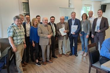 Hier sieht Klaus Holetschek (MdB) und die CSU-Ortsgruppe Wemding.