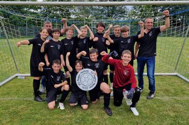 Hier sieht man die Meistermannschaft der JFG Region Harburg D2 mit ihren Trainern Thomas Blaschke und Rainer Baumann.