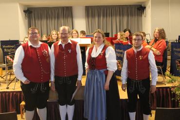 Von links nach rechts: 1. Vorsitzender des ASM-Bezirkes 16 Joachim Braun, Anton Böswald, die beiden ersten Vorsitzenden Claudia Schmid und Christian Ferber