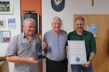 Von links nach rechts: 2. Vorstand und Ehrenamtsbeauftragter Bernhard Zinsmeister, Ehrenmitglied Ernst Tschunt, 1. Vorstand Alfons Dußmann