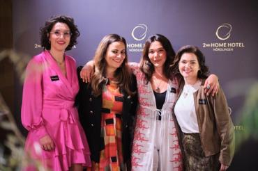 (v.l.) Theresa Ulbricht (kulturmadame), Saina Bayatpour (Speakerin), Nina Chin (Youralignedspace), Doris Hihn (2nd Home Hotel)
