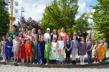 Alle mitwirkenden Sängerinnen stellten sich vor der Aufführung zusammen mit Chorleiterin Anne-Kathrin Abel auf dem Dorfplatz zum Gruppenbild auf. 