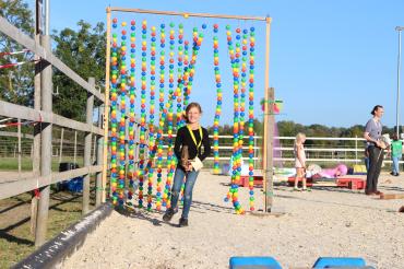 Hier sieht man ein Kind beim Hobby-Horse-Reiten.