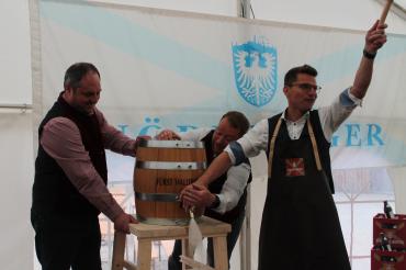 Hier sieht man David Wittner beim Anzapfen des Festbiers.