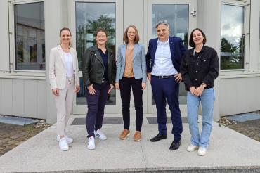 Hier sieht man Sandra Eckart, Tina Winklmann, Eva Lettenbauer, Markus Appl, Fe Linder  (v.l.n.r.)