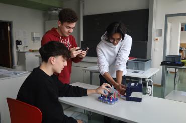 Calvin, Hannes und Johannes dokumentieren ihr erstes Experiment aus der Versuchsreihe zur Solarenergie.