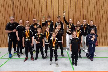 Hier sieht man die Monheimer Karatekas.