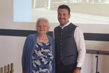 Hier sieht man Liselotte Löw bei der Preisübergabe.