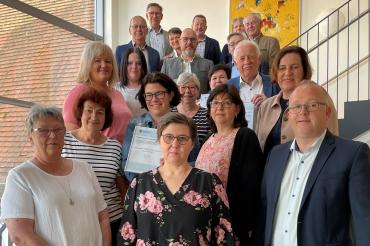 Die Initiatoren der Nachbarschaftshilfen im Landkreis Donau-Ries, Bürgermeisterinnen und Bürgermeister der jeweiligen Kommunen und Landrat Stefan Rößle.