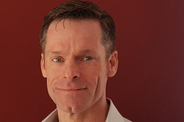 Zu sehen ist der Vortragsredner Niels Pruin. 