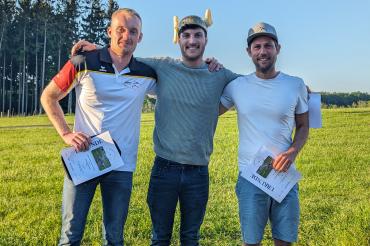 Die erfolgreichsten Piloten des Stillberghof-Vergleichsfliegens: Sieger Stefan Langer (Mitte), Zweitplatzierter David Bauder (rechts), Dritter John Bartels (links).