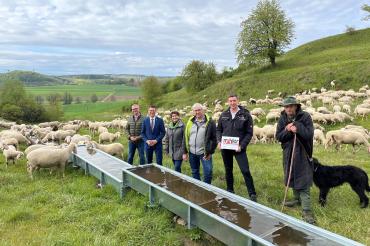 Neue Schaftränken im Tiefental bei Schmähingen. Von links nach rechts: Karl Stempfle (Leiter Sachgebiet Liegenschaften, Schulen, Sport; Stadt Nördlingen), Oberbürgermeister David Wittner, Silke Peterek (Heide-Allianz, Landratsamt Donau-Ries), Wilhelm Mahler und Matthias Mahler von der Firma Mahler Metallbau aus Kirchheim am Ries und Schäfer Richard Maurer.