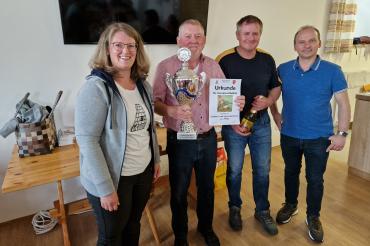 (von links nach rechts) Schützenmeisterin Daniela Löfflad, Rudolf Rösch vom Soldaten- und Veteranenverein, bester Einzelschütze Willi Kühn und Sportwart Michael Endreß