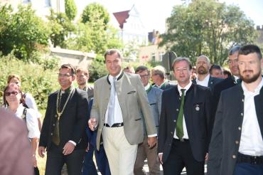 Das Foto zeigt Donauwörths Oberbürgermeister Jürgen Sorré, Ministerpräsidenten Dr. Markus Söder und den Landtagsabgeordneten Wolfgang Fackler bei der Sebastianifeier 2022.