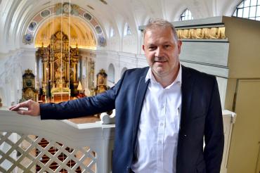 Hier sieht man Organist Stephan Thinnes.