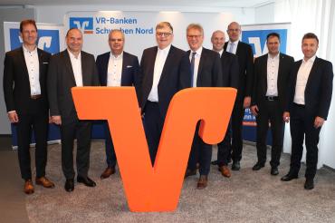 Die neu gegründete Gruppe „VR-Banken Schwaben Nord“ mit den Vorständen vlnr Alexander Jall (Vorsitzender), Alexander Lehmann (stellv. Vorsitzender), Michael Kruck, Paul W. Ritter, Bernhard Ströbele, Bernd Frisch, Klaus Pelz, Matthias Vogel und Bernhard Hopfner. 