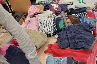 Das Bild zeigt einen Basartisch. 