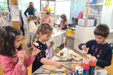 Kürzlich machten sich 30 Kinder auf in die Stadtbücherei Wemding, um einen besonderen Nachmittag zu verbringen.