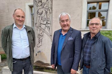 Am 27. Mai 2024 sagte Dr. Ludwig Spaenle, Staatsminister a.D. und Antisemitismusbeauftragter der Staatsregierung gegenüber Bürgermeister Herbert Weigel und dem Vorsitzenden der Rieser Kulturtage Gerhard Beck seine Schirmherrschaft mit Festrede für die Gedenkveranstaltung in Ostheim zu.