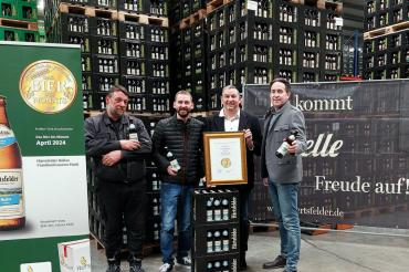 Auf dem Bild zu sehen (von links): Braumeister Gilbert Martin, Maximilian Hald, Christoph Hald, Frank Winkel (Pro-Bier-Club.de).