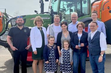 Christian Götz (Metzgerei Götz), Anke Drukewitz, David und Christina Lehr mit ihren beiden Töchtern, Artur Auernhammer MdB, Nicole Binger, Marco Pulci, Ulrich Lange MdB.