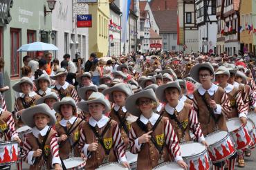 Das Bild zeigt den Mess‘-Umzug.