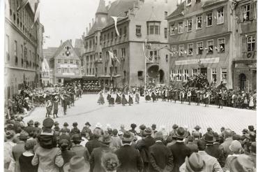 Tanzspiel auf dem Nördlinger Marktplatz.