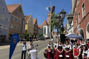 Das Bild zeigt Impressionen vom Donauwörther Maimarkt 2024.