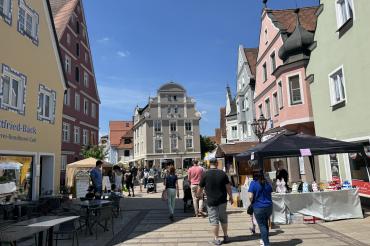 Das Bild zeigt Impressionen vom Donauwörther Maimarkt 2024.