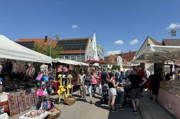 Das Bild zeigt Impressionen vom Donauwörther Maimarkt 2024.
