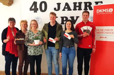 V.l.: Brigitte Lehenberger (ehrenamtliche Unterstützerin der DKMS Conor gGmbH); Gabriele Schwertberger und Angelika Rebele (2. und 1. Vorsitzende des Krankenpflegevereins Buchdorf-Baierfeld); Dominik Schwerberger und Elisabeth Schuster (ließen sich u. a. neu bei der DKMS aufnehmen); Philipp Behringer (einer von 396 Stammzellspendern aus dem Donau-Ries).