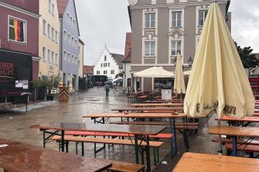 Das Bild zeigt leere Bierbänke im Regen auf dem Inselfest. 