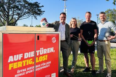 Auf die Türen, fertig, los! Oberbürgermeister Jürgen Sorré, Sieglinde Rammer-Schmidkunz (1. Vorsitzende SV Nordheim), Matthias Oestreicher (2. Vorsitzender) und Sportreferent Jonathan Schädle testen das neue Equipment der Sportbox. 
