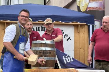 Oberbürgermeister Jürgen Sorré beim Bieranstich beim Inselfest 2024. 