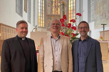 Stadtpfarrer Benjamin Beck (links) und Kirchenpfleger Peter Bühlmeier (rechts) dankten ihm für sein großartiges und vorbildliches Engagement. 