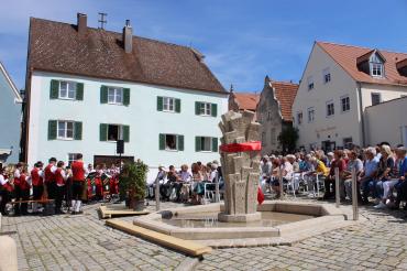 Viele Besucher*innen und bestes Wetter beim Brunnenfest in Wemding. 