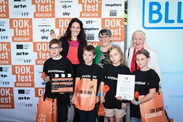 Auf dem Bild zu sehen: Hinter Reihe: Maya Reichert, Maria Höpfner, Erika Wüst. Vordere Reihe: Joshua Gausmann, Johannes Richter, Antonia Richter, Mara Agne.