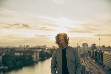 Ein herausragender Künstler aus dem eigenen Land und ein großer Freund der BR-Radltour. Er wird das Publikum in Donauwörth mit seinen Hits wie „Waterfall“ und „Better Me“ begeistern. 