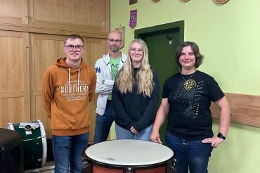 Die Musiker des Schlagzeugregisters Johannes Baalß, Philipp Korntheuer, Jasmin Lang und Alexandra Grün-Wiedenmann mit der neuen Pauke.