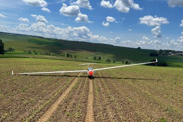 Wenn die Thermik fehlt, müssen (und dürfen) Segelflugzeuge auch auf Feldern landen. Sie werden dann per Anhänger abgeholt.