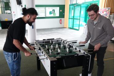 Die Hans-Leipelt-Schule freut sich über eine großzügige Spende der Raiffeisen-Volksbank Donauwörth eG.