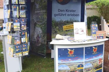 Auf dem Bild zu sehen ist der Stand der Geoparkführer. 