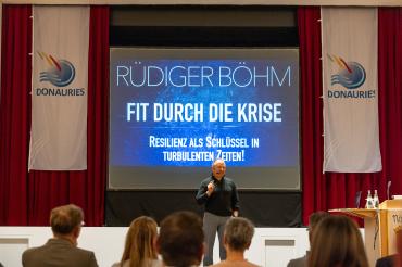 Experte für Motivation: Rüdiger Böhm beim Tag der Wirtschaft 2024 in Nördlingen.