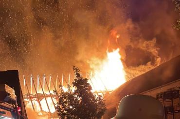 Am frühen Montagmorgen stand eine Scheune in Ehingen in Flammen. 