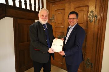 Oberbürgermeister Jürgen Sorré bei der Überreichung der förmlichen Urkunde zur Versetzung in den Ruhestand an Verwaltungsdirektor Roland Braun