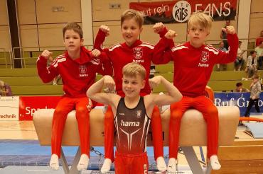 Monheimer Youngster Jefferson Hanschke, Noah Peker, Mathias Zeilbeck (oben v.l.) und der talentierte Philipp Dörner (mitte)