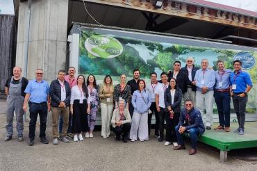 Die Gäste aus Peru und Kolumbien bei der CO2-Verwertungsanlage von Biogas-Fond. V.l.: Landwirt Ralph Hussel, Leo van Bree, sowie die Besuchergruppe.