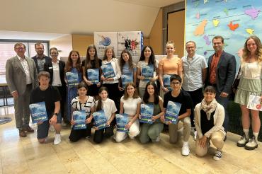 (v.l.n.r hintere Reihe) Landrat Stefan Rößle, Stabsstellenleiter Klemens Heininger und Ehrenamtsbeauftragte Karin Brechenmacher überreichten feierlich die Urkunden an die FSSJ-Teilnehmer. Herr Tobias Freißler (Rektor Sankt Ursula), Herr Till Tröster (Rektor Maria-Ward), Frau Clarissa Schmitz (Private Wirtschaftsschule) und in der vorderen Reihe Frau Margaretha Zahn (Heilig Kreuz) würdigten die Veranstaltung.  