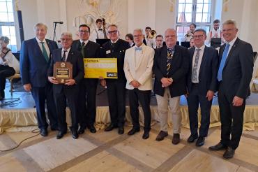 v. l. n. r. Johannes Fenz, Jochen Klauser, Paul Fruhmann, Daniel Isenrich, Rainer Schaller, Dr. Martin Schwarz, Landrat Stefan Rößle, Veit Meggle